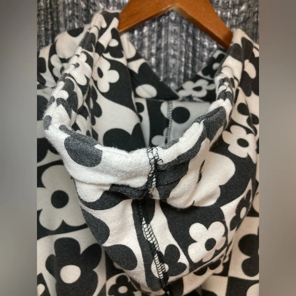 Black and White Cropped floral hoodie. - Picture 6 of 8